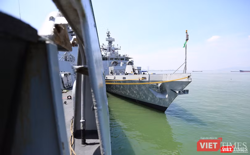 Sức mạnh của tàu hộ vệ tên lửa INS Kamorta và “siêu hậu cần” INS Shakti-Hải quân Ấn Độ ở Đà Nẵng ảnh 18
