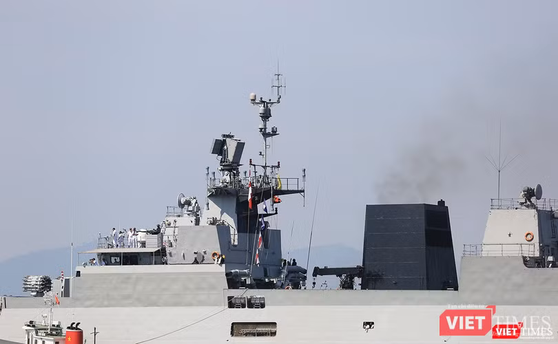 Sức mạnh của tàu hộ vệ tên lửa INS Kamorta và “siêu hậu cần” INS Shakti-Hải quân Ấn Độ ở Đà Nẵng ảnh 2
