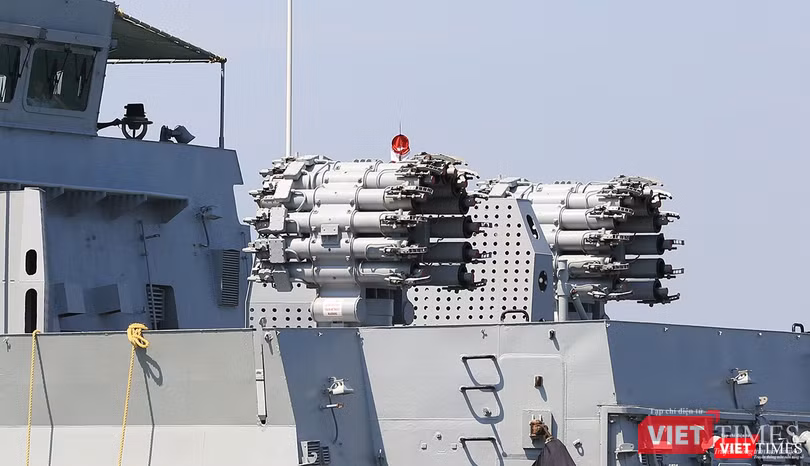 Sức mạnh của tàu hộ vệ tên lửa INS Kamorta và “siêu hậu cần” INS Shakti-Hải quân Ấn Độ ở Đà Nẵng ảnh 9