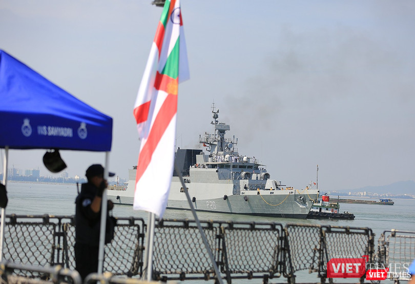 Sức mạnh của tàu hộ vệ tên lửa INS Kamorta và “siêu hậu cần” INS Shakti-Hải quân Ấn Độ ở Đà Nẵng ảnh 6