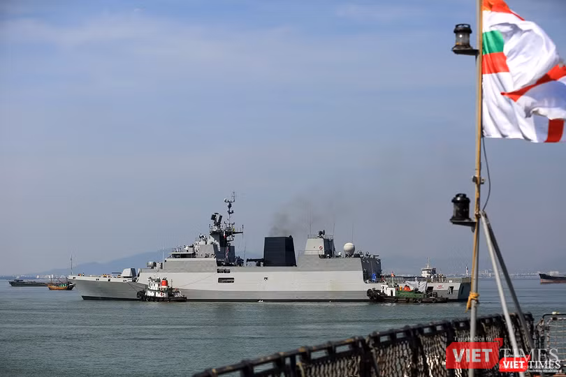 Sức mạnh của tàu hộ vệ tên lửa INS Kamorta và “siêu hậu cần” INS Shakti-Hải quân Ấn Độ ở Đà Nẵng ảnh 1