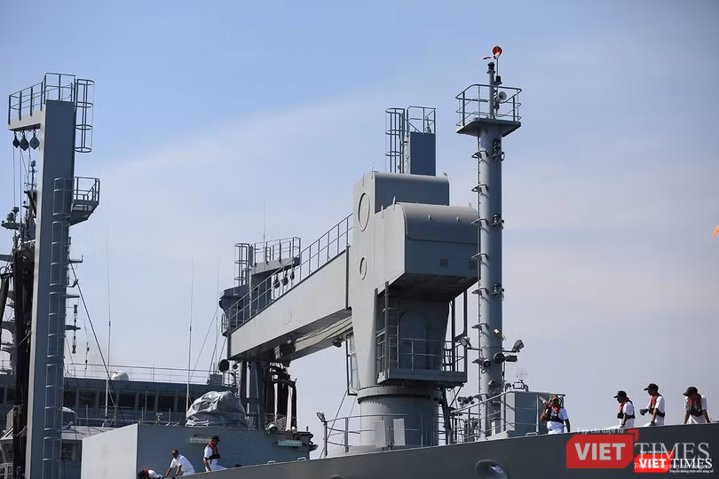 Sức mạnh của tàu hộ vệ tên lửa INS Kamorta và “siêu hậu cần” INS Shakti-Hải quân Ấn Độ ở Đà Nẵng ảnh 27