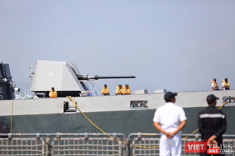 Sức mạnh của tàu hộ vệ tên lửa INS Kamorta và “siêu hậu cần” INS Shakti-Hải quân Ấn Độ ở Đà Nẵng ảnh 11