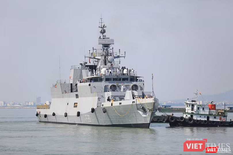 Sức mạnh của tàu hộ vệ tên lửa INS Kamorta và “siêu hậu cần” INS Shakti-Hải quân Ấn Độ ở Đà Nẵng ảnh 4