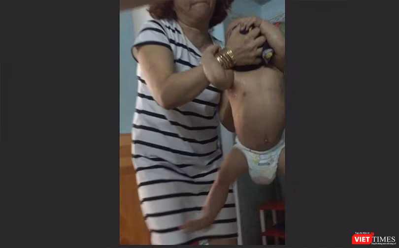 Hình ảnh phạm tội của bị cáo Đinh Thị Hồng, chủ cơ sở nhóm trẻ Mẹ Mười.