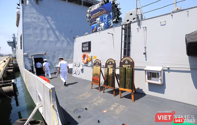 Cận cảnh chiến hạm INS Sahyadri (F-49) của Hải quân Ấn Độ tại Đà Nẵng ảnh 11