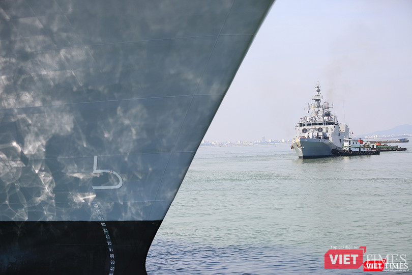 Sức mạnh của tàu hộ vệ tên lửa INS Kamorta và “siêu hậu cần” INS Shakti-Hải quân Ấn Độ ở Đà Nẵng ảnh 3