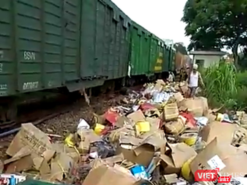 Hiện trường vụ tai nạn với hàng hóa bọi đổ đầy ra ngoài