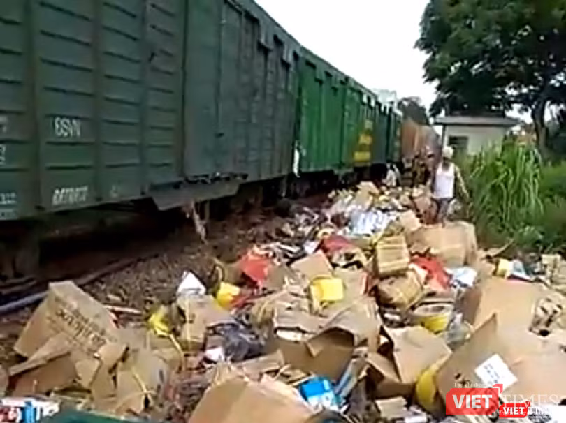Hiện trường vụ tai nạn với hàng hóa bọi đổ đầy ra ngoài