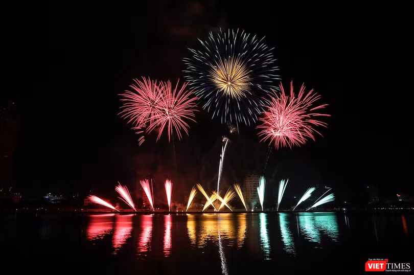 Pháo hoa Đà Nẵng 2018 đê, thứ hai, Pháp-Mỹ “kẻ tám lạng, người nửa cân“