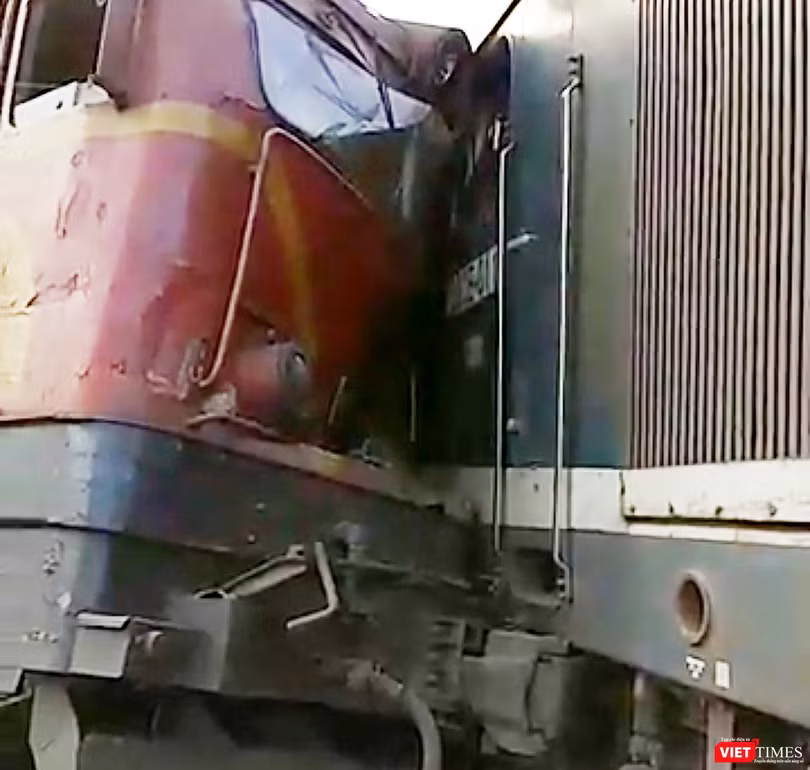 Vào khoảng 17h chiều nay (26/5), hai tàu hàng đang lưu thông trên tuyến đường sắt Bắc Nam, đoạn qua địa phận huyện Núi Thành (Quảng Nam) đã bất ngờ tông trực nhau khiến hơn 100m đường ray bị hư hỏng, 4 toa tàu và hai đầu máy bị rời khỏi đường ray, hư hỏng