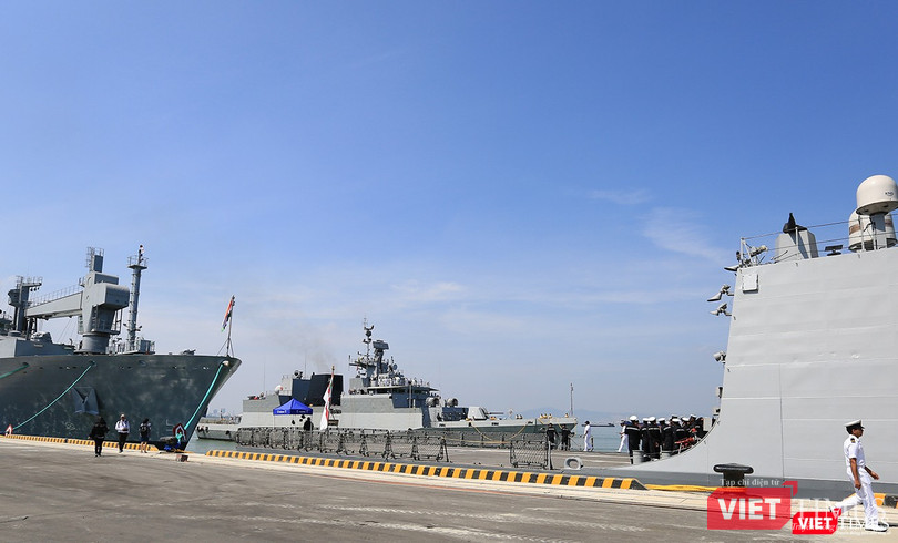 Sức mạnh của tàu hộ vệ tên lửa INS Kamorta và “siêu hậu cần” INS Shakti-Hải quân Ấn Độ ở Đà Nẵng ảnh 7