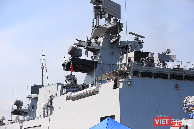Cận cảnh chiến hạm INS Sahyadri (F-49) của Hải quân Ấn Độ tại Đà Nẵng ảnh 5