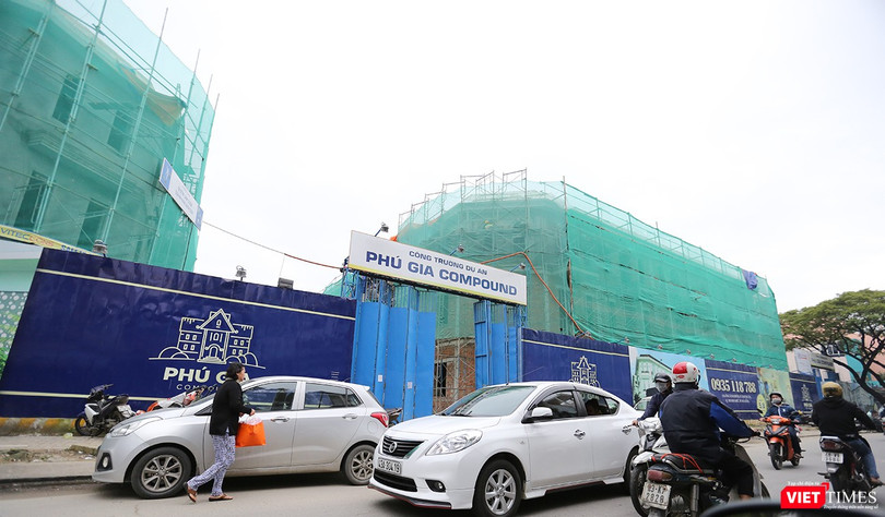 Mặc dù chưa đủ điều kiện mở bán, nhưng phía Chủ đầu tư đã công khai mở bán từ trước đó trên trang website của dự án: http://www.phugiacompound.tk/ với giá bán mỗi căn từ 5,8 tỷ đồng, do Công ty Vạn Phúc phân phối độc quyền.