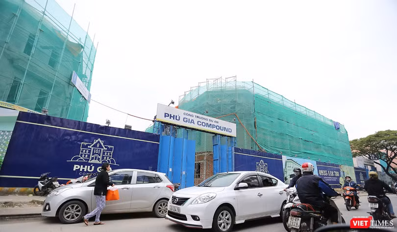 Mặc dù chưa đủ điều kiện mở bán, nhưng phía Chủ đầu tư đã công khai mở bán từ trước đó trên trang website của dự án: http://www.phugiacompound.tk/ với giá bán mỗi căn từ 5,8 tỷ đồng, do Công ty Vạn Phúc phân phối độc quyền.