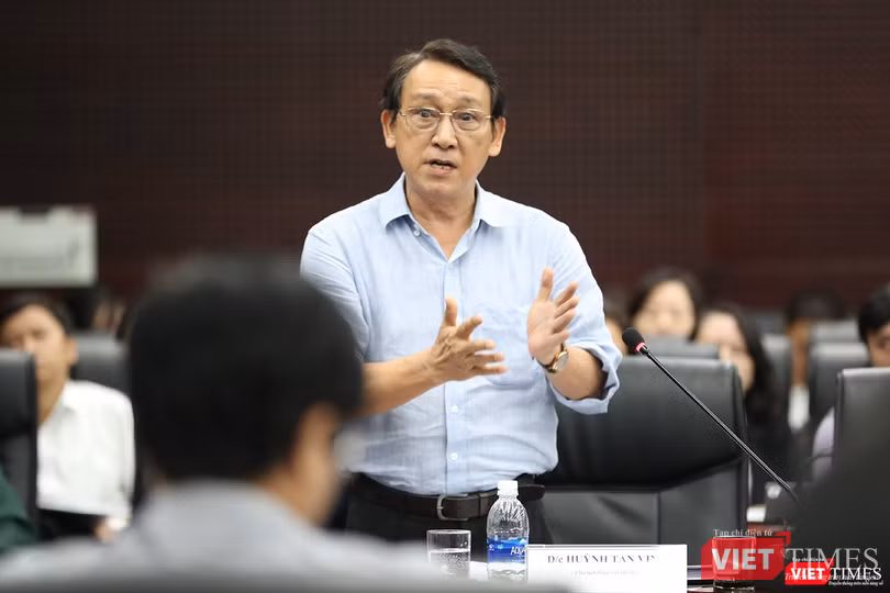 Ông Huỳnh Tấn Vinh, Chủ tịch Hiệp hội Du lịch TP Đà Nẵng đề nghị Sở Du lịch cần chuyển hướng nhanh, phát triển đến những thị trường du lịch đẳng cấp, hướng về chất lượng chứ không chỉ số lượng và không nên phụ thuộc vào các thị trường tour giá rẻ, đông khách