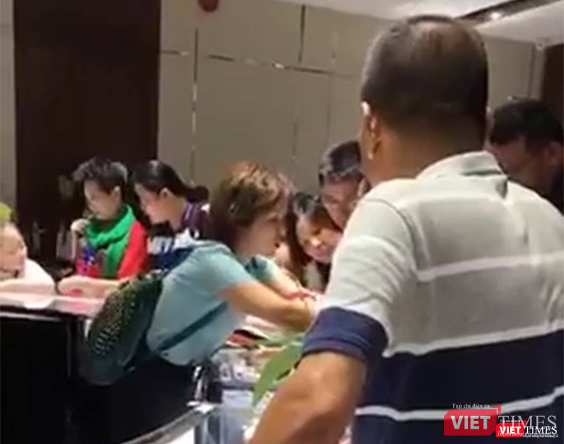 Khách Trung Quốc mua hàng trong cửa hàng khép kín tại Đà Nẵng