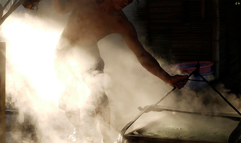 Công đoạn sản xuất nước nắm tại Làng nước mắm Nam Ô-Đà Nẵng (ảnh danangfantasticity.com)