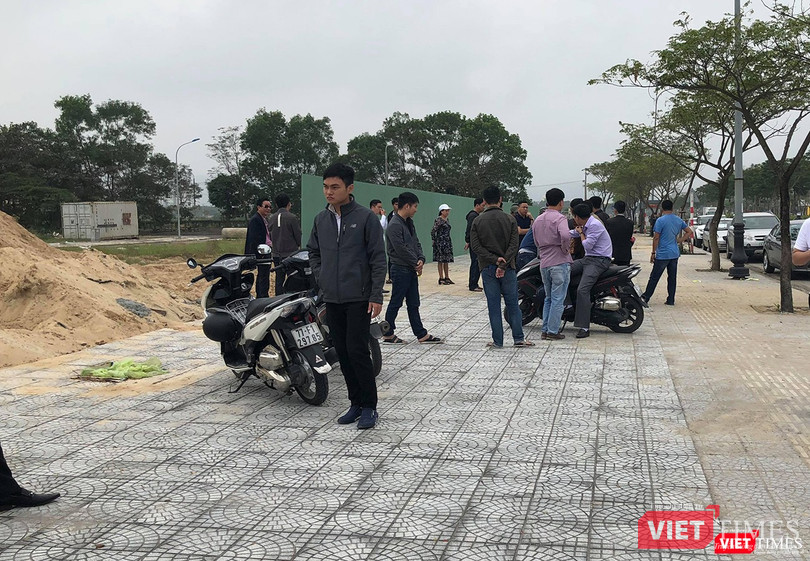 Người dân tập trung tại khu đất để phản đối sự việc