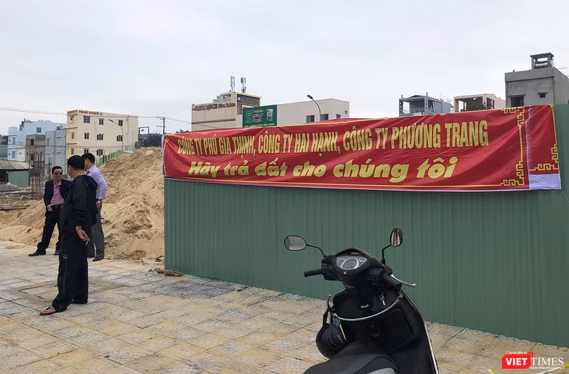 Sự việc khiến người dân căng băng rôn đòi đất và tập trung đông người nhằm gây áp lực để chính quyền và cơ quan chức năng vào cuộc.