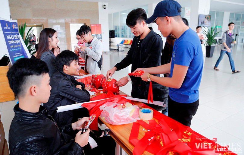 Sinh viên ĐH Đông Á tổ chức bán băng rôn gây quỹ giúp bạn về quê