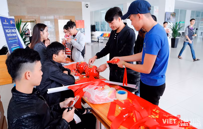 Sinh viên ĐH Đông Á tổ chức bán băng rôn gây quỹ giúp bạn về quê