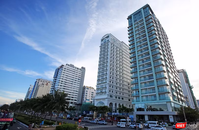 Bất động sản nghỉ dưỡng ven biển tiếp tục là “điểm nóng” đầu tư tại Đà Nẵng trong thời gian qua và trong tương lai. Và dù condotel là sản phẩm khá mới mẻ với Đà Nẵng, nhưng lại có tốc độ tăng trưởng “nóng nhất” cũng như các chính sách bán hàng "hot" nhất 