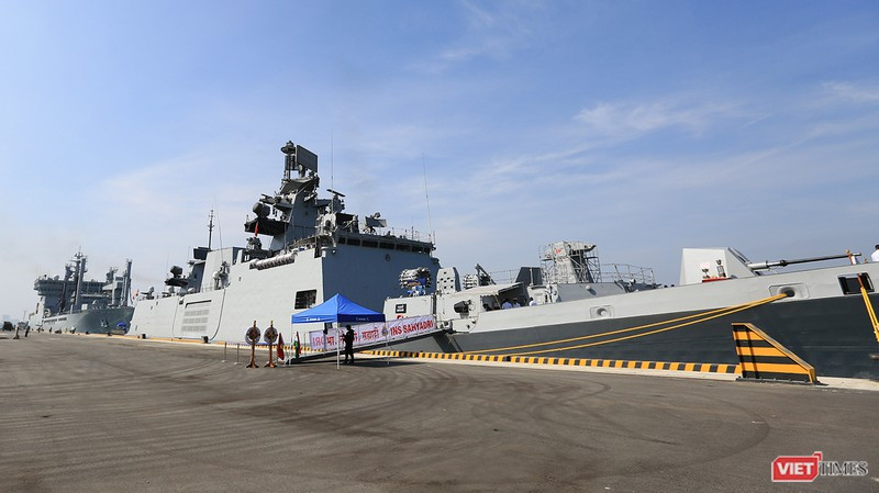 Chiến hạm INS Sahyadri (F-49) tại Cảng Tiên Sa, Đà Nẵng