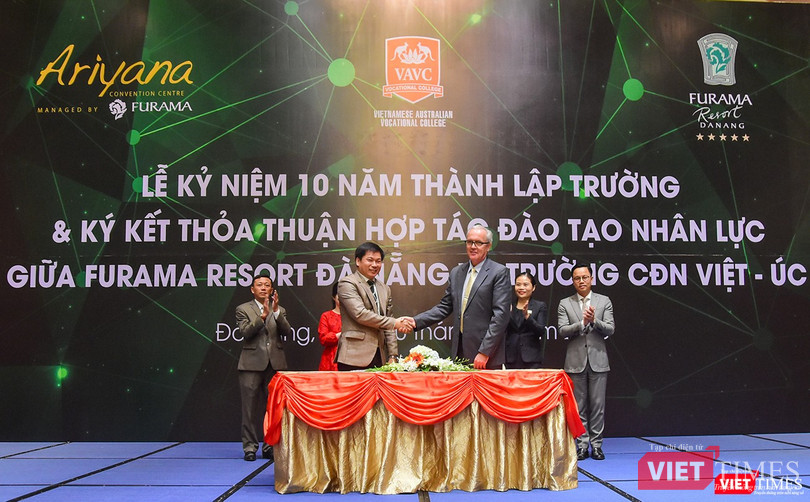 Cũng trong khuôn khổ sự kiện, dưới sự chứng kiến của Lãnh đạo các Sở ban ngành, các cơ quan đoàn thể và doanh nghiệp trên địa bàn, Khu nghỉ mát Furama Resort Đà Nẵng và Trường Cao Đẳng Nghề Việt-Úc đã tổ chức Lễ ký kết thỏa thuận hợp tác đào tạo nhân sự cho Dự án Ariyana Beach Resort Đà Nẵng