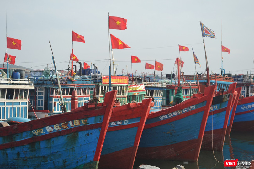 Sau tiếng trống lệnh, hàng trăm con tàu đánh bắt xa bờ của ngư dân đảo Lý Sơn dương cao cờ Tổ quốc, đồng loạt rẽ sóng nối đuôi nhau, bắt đầu cho mùa đánh bắt mới.