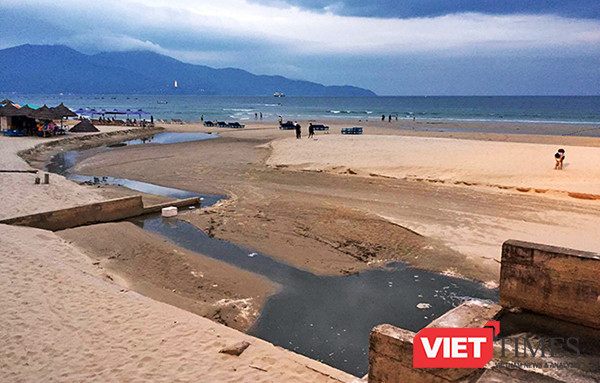 Tình trạng nước thải ô nhiễm tấn công bãi biển du lịch Đà Nẵng thường xuyên xảy ra