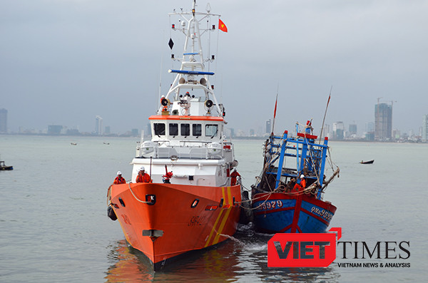 Tàu SAR 412 lai dắt tàu cá QNa 95979 TS bị nạn, có nguy cơ bị chìm ở Hoàng Sa veef bờ