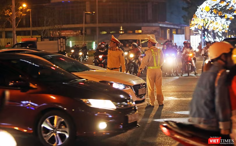 Lực lượng CSGT Công an TP Đà Nẵng làm nhiệm vụ điều tiết giao thông trong đêm 30 Tết Mậu Tuất
