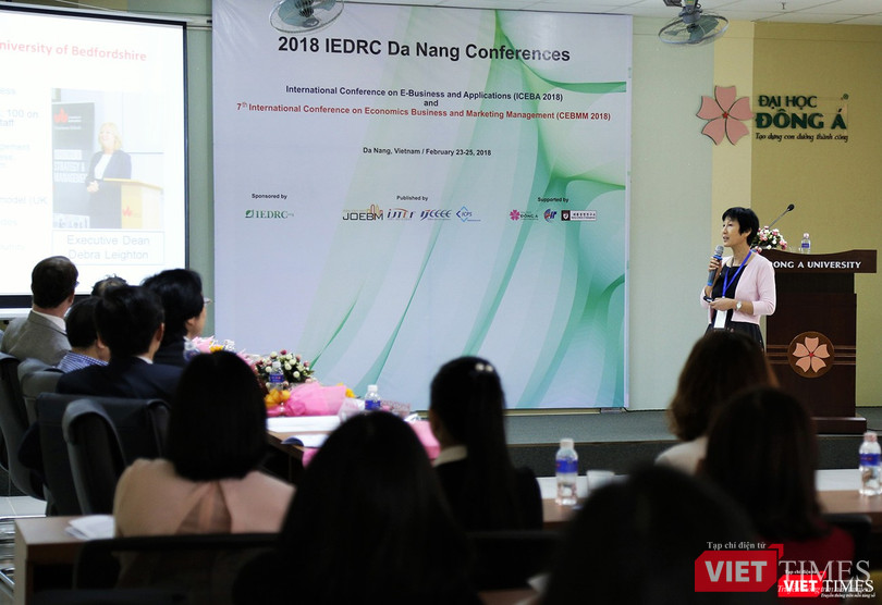 Tại Hội thảo, nghiên cứu “Ứng dụng E-Business trong kỷ nguyên Big Data và IoT: Cơ hội và thách thức”, GS. Yanqing Duan đến từ Đại học Bedfordshire-Vương quốc Anh đã thu hút sự quan tâm của các giới khi chia sẻ những quan điểm về lĩnh vực kinh doanh điện tử trong bối cảnh hiện nay