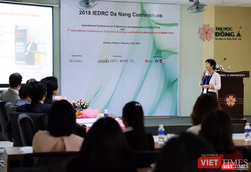 Tại Hội thảo, nghiên cứu “Ứng dụng E-Business trong kỷ nguyên Big Data và IoT: Cơ hội và thách thức”, GS. Yanqing Duan đến từ Đại học Bedfordshire-Vương quốc Anh đã thu hút sự quan tâm của các giới khi chia sẻ những quan điểm về lĩnh vực kinh doanh điện tử trong bối cảnh hiện nay