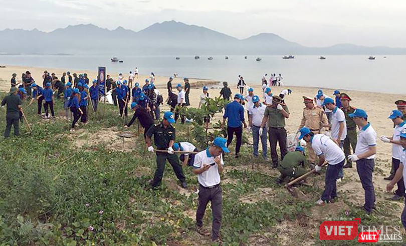 Trong khuôn khổ Kỳ họp lần thứ 6, Đại hội đồng Quỹ Môi trường toàn cầu, các đại biểu tham dự đã có hoạt động chung tay bảo vệ bãi biển Đà Nẵng Trong khuôn khổ Kỳ họp lần thứ 6, Đại hội đồng Quỹ Môi trường toàn cầu, các đại biểu tham dự đã có hoạt động chung tay bảo vệ bãi biển Đà Nẵng