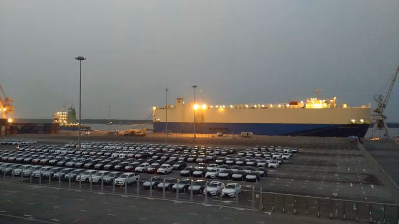 Khu bãi đỗ xe nhập khẩu chuyên dụng của cảng Tân Vũ. Ảnh: Vũ Thúy Hồng