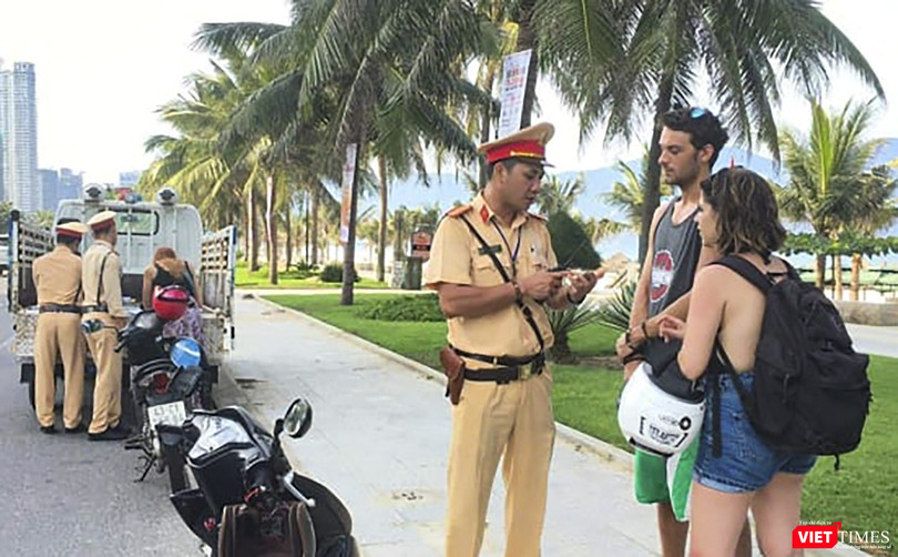 Chiến sĩ lực lượng CSGT Công an TP Đà Nẵng đang hướng dẫn du khách nước ngoài tham gia giao thông