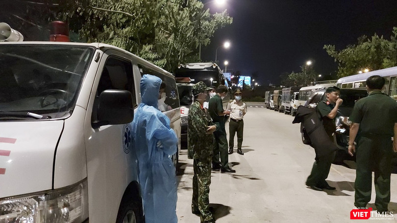 Lực lượng y tế đón, cách ly đoàn công dân từ nước ngoài về tại sân bay Đà Nẵng