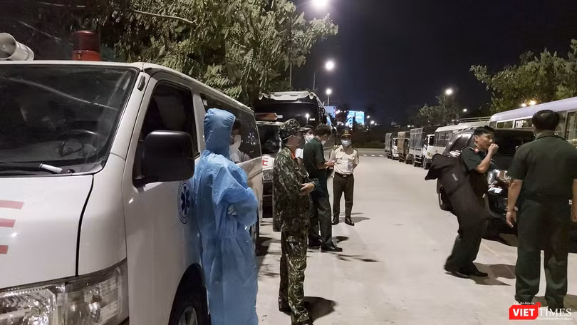 Lực lượng y tế, quân đội và kiểm soát bệnh tật đón đoàn công dân từ Malaysia về nước tại Sân bay quốc tế Đà Nẵng