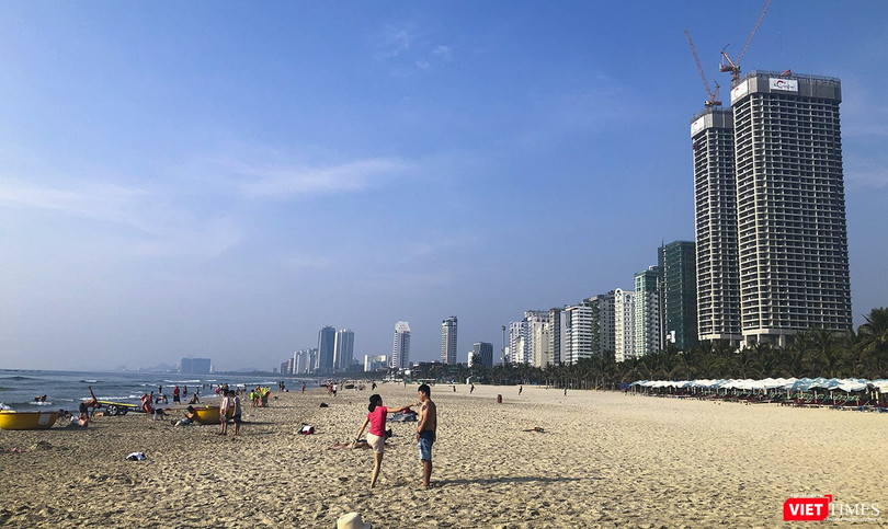 Một góc bãi biển du lịch Đà Nẵng sau lệnh giãn cách phòng, chống dịch COVID-19 được tháo dỡ