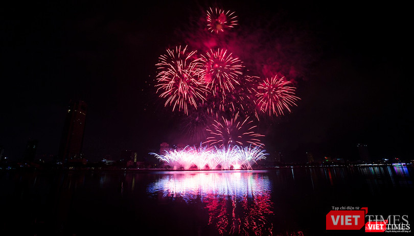 Pháo hoa Đà Nẵng 2018: Mãn nhãn “Bức họa Huyền thoại của những cây cầu” ảnh 20