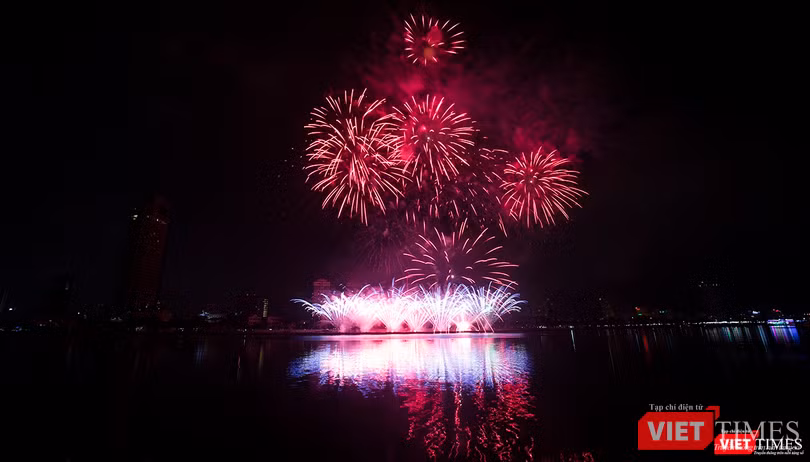 Pháo hoa Đà Nẵng 2018: Mãn nhãn “Bức họa Huyền thoại của những cây cầu” ảnh 20