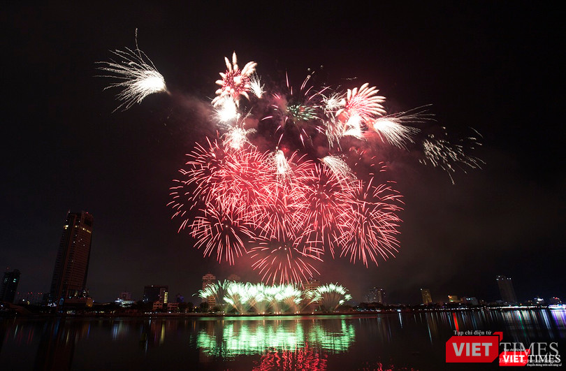Pháo hoa Đà Nẵng 2018: Mãn nhãn “Bức họa Huyền thoại của những cây cầu” ảnh 10