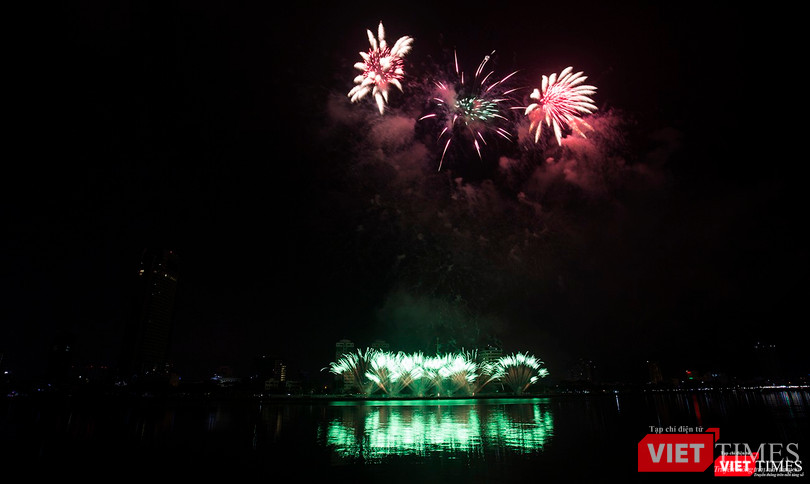 Pháo hoa Đà Nẵng 2018: Mãn nhãn “Bức họa Huyền thoại của những cây cầu” ảnh 23