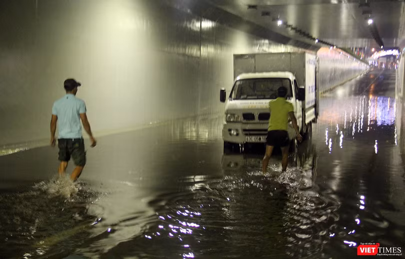 Hầm chui Điện Biên Phủ-Nguyễn Tri Phương biến thành bể cá sau cơn mưa đêm ngày 29/4