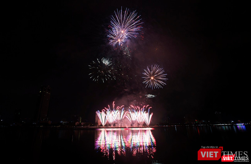 Pháo hoa Đà Nẵng 2018: Mãn nhãn “Bức họa Huyền thoại của những cây cầu” ảnh 11