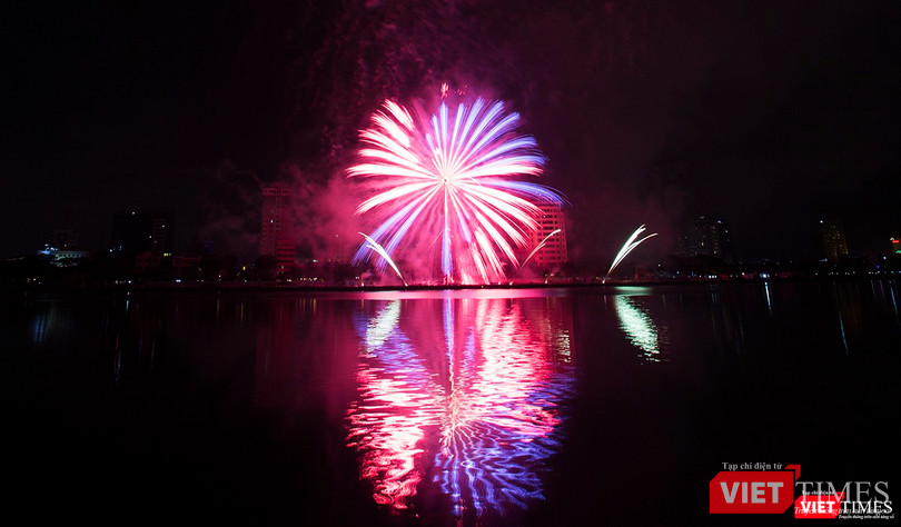 Pháo hoa Đà Nẵng 2018: Mãn nhãn “Bức họa Huyền thoại của những cây cầu” ảnh 25