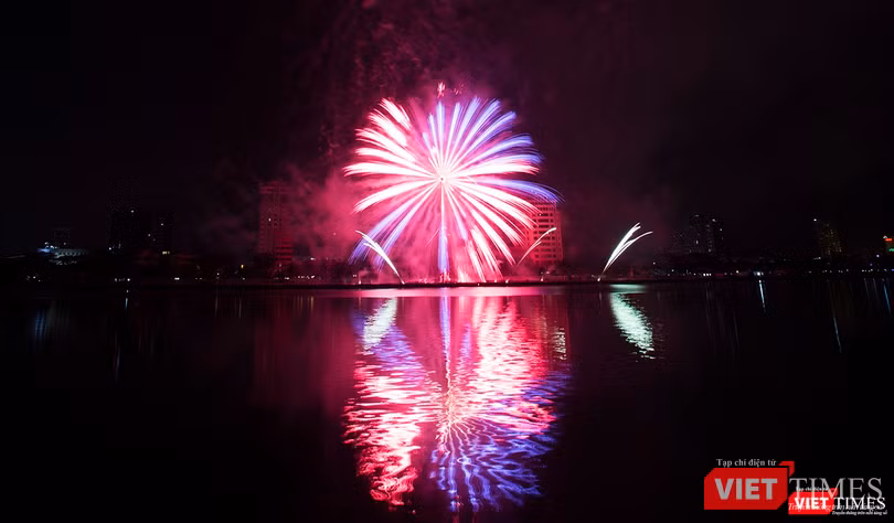 Pháo hoa Đà Nẵng 2018: Mãn nhãn “Bức họa Huyền thoại của những cây cầu” ảnh 25