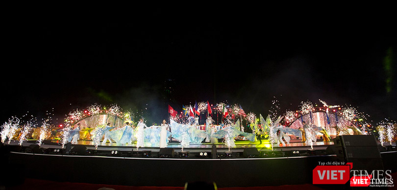 Pháo hoa Đà Nẵng 2018: Mãn nhãn “Bức họa Huyền thoại của những cây cầu” ảnh 6